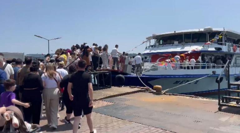 Beşiktaş İskelesi’nde Adalara gitmek isteyenler yoğunluk oluşturdu