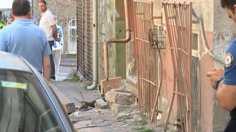 Zeytinburnunda otomobil doğal gaz kutusuna çarptı; gaz sızıntısı korkuya neden oldu