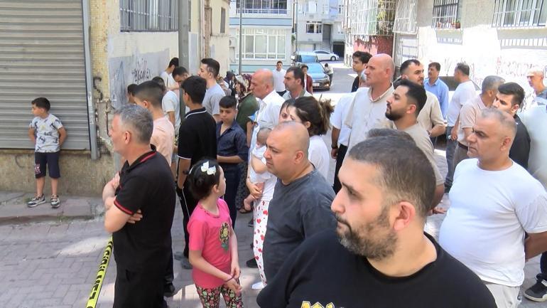 Zeytinburnunda otomobil doğal gaz kutusuna çarptı; gaz sızıntısı korkuya neden oldu