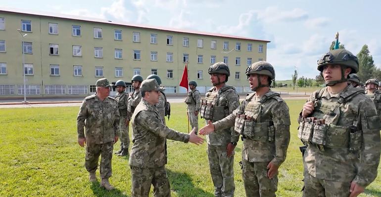 Orgeneral Selçuk Bayraktaroğlu, Mehmetçik ile bayramlaştı