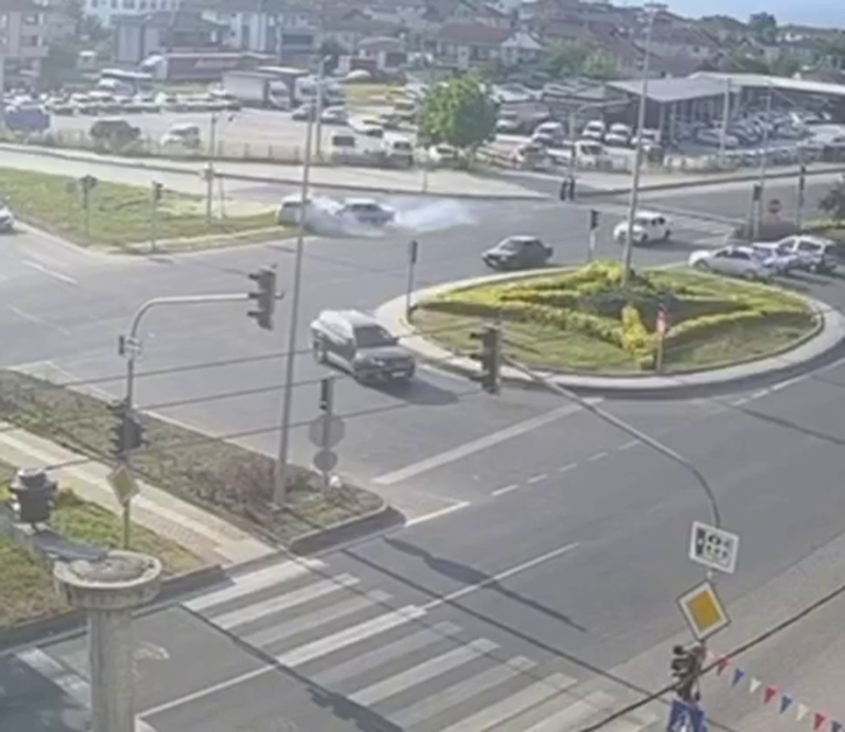 İki otomobilin çarpıştığı kaza kamerada