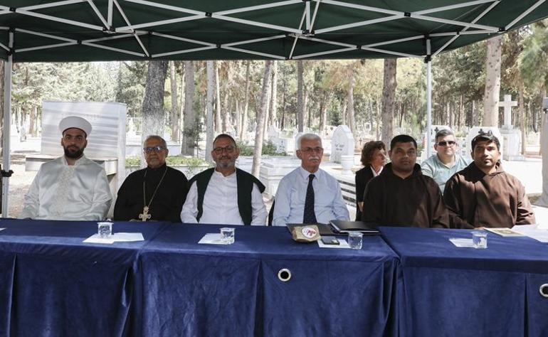 Din adamları, Mersindeki Hoşgörü Mezarlığında halkla bayramlaştı