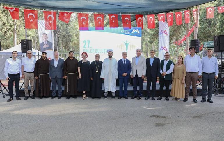 Din adamları, Mersindeki Hoşgörü Mezarlığında halkla bayramlaştı