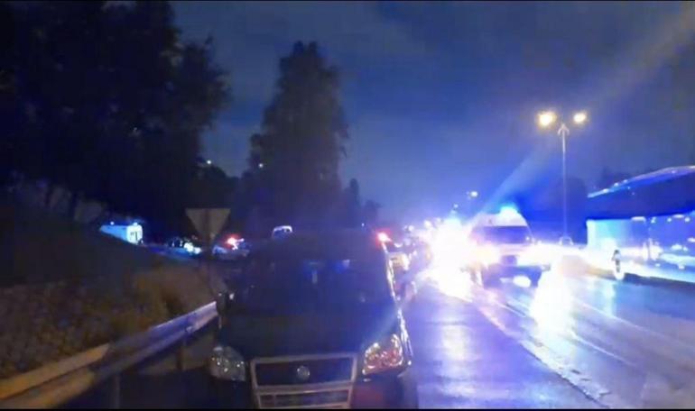 Bayrampaşada otomobil bariyerlere çarpıp takla attı: 1 ölü, 3 yaralı