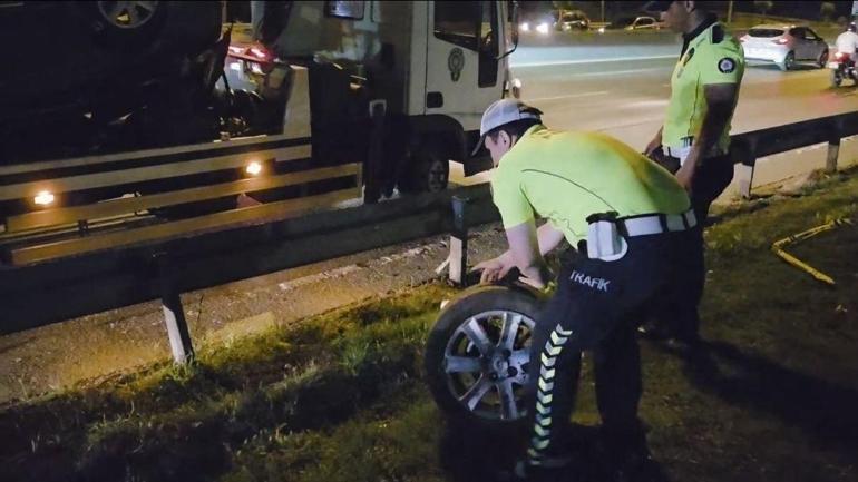 Bayrampaşada otomobil bariyerlere çarpıp takla attı: 1 ölü, 3 yaralı