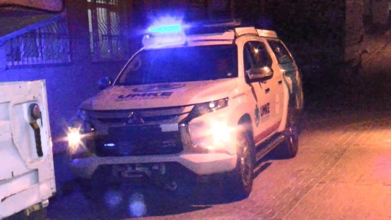 Zeytinburnunda, bodrum kattaki kumaş deposunun yıkılan duvarı korkuttu