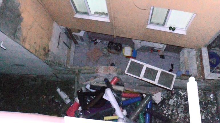 Zeytinburnunda, bodrum kattaki kumaş deposunun yıkılan duvarı korkuttu
