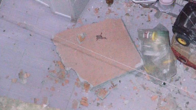 Zeytinburnunda, bodrum kattaki kumaş deposunun yıkılan duvarı korkuttu