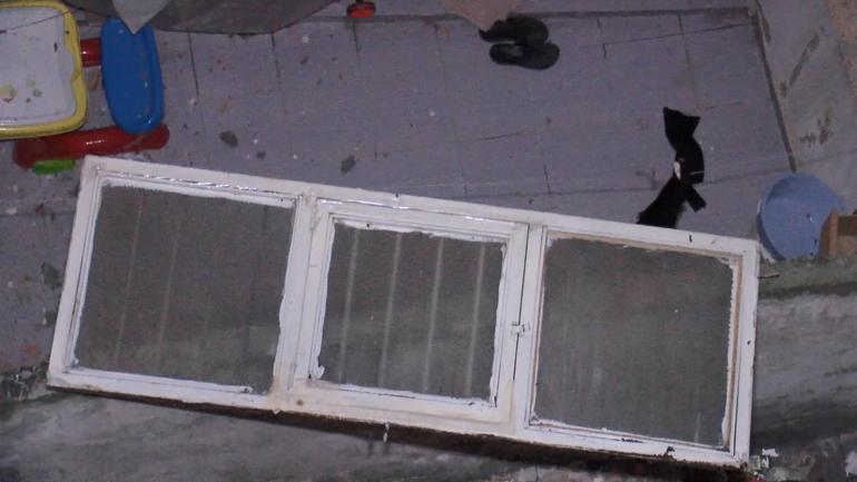 Zeytinburnunda, bodrum kattaki kumaş deposunun yıkılan duvarı korkuttu