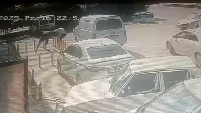 Tokalaştığı kişiyi tabancayla bacaklarından vurdu; o anlar kamerada