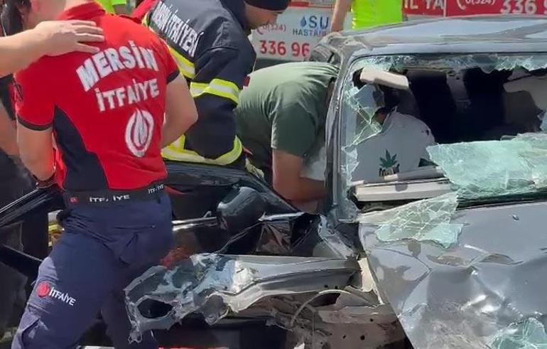 Lastiği patlayan otomobilin motosiklete çarpması kamerada; 3 yaralı