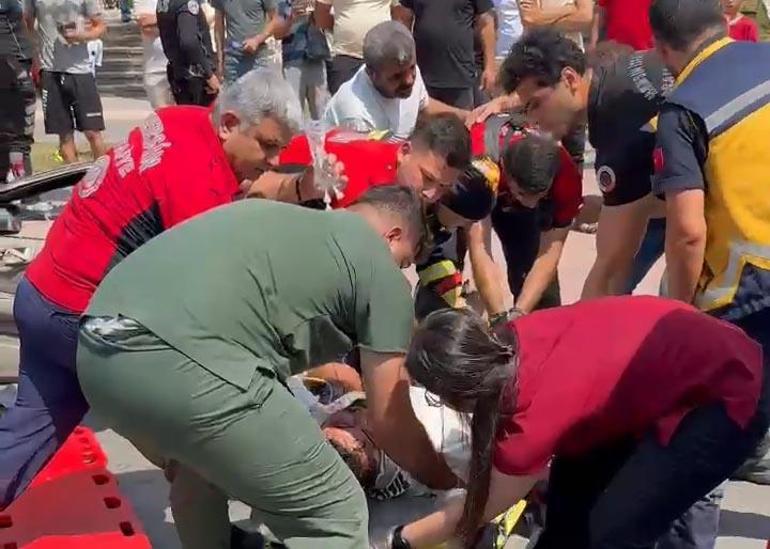 Lastiği patlayan otomobilin motosiklete çarpması kamerada; 3 yaralı