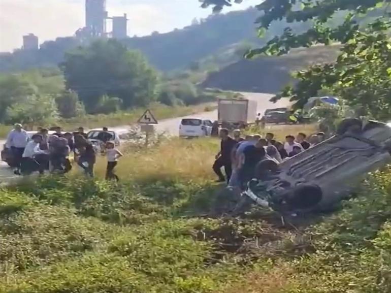 Fındık bahçesine devrilen otomobilin sürücüsü yaralandı; kaza kamerada