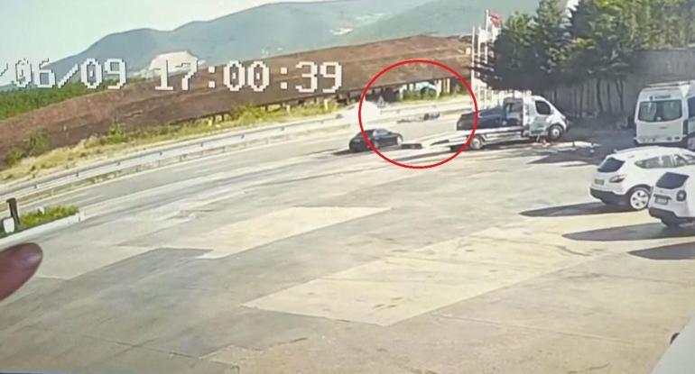 Motosikletiyle refüje çarpıp öldü; sürüklendiği anlar kamerada