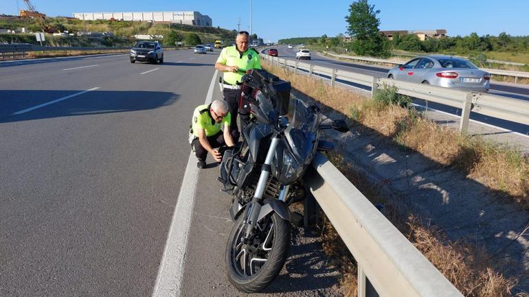 Motosikletiyle refüje çarpıp öldü; sürüklendiği anlar kamerada