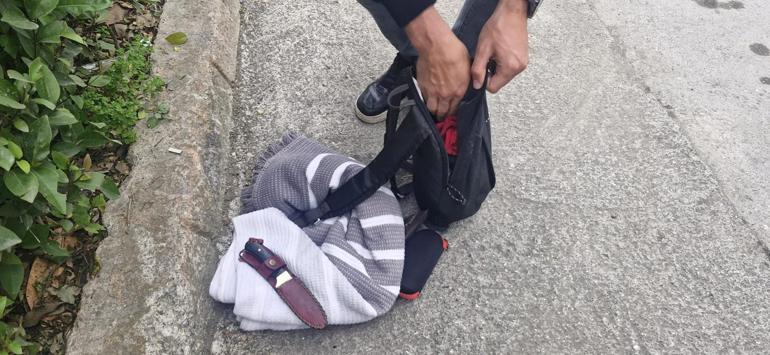Tanımadığı kadına gül vermek istedi, reddedilince bıçak gösterdi
