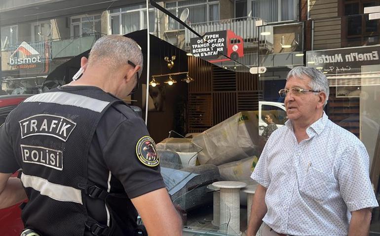 Sürücüsünün geri viteste unuttuğu otomobil, mobilya mağazasına girdi