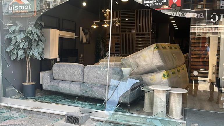 Sürücüsünün geri viteste unuttuğu otomobil, mobilya mağazasına girdi