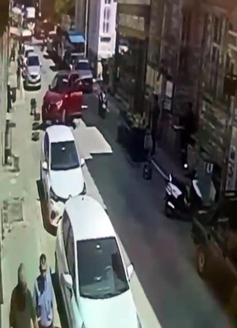 Sürücüsünün geri viteste unuttuğu otomobil, mobilya mağazasına girdi