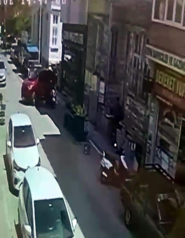 Sürücüsünün geri viteste unuttuğu otomobil, mobilya mağazasına girdi