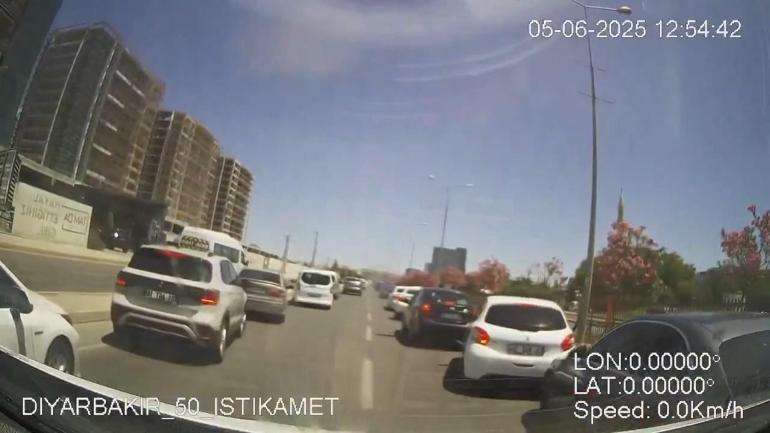 Sürücülerin fermuar yöntemiyle ambulansa yol verdiği anlar kamerada