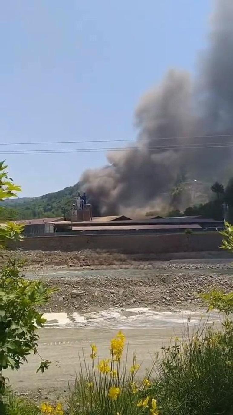 Fabrikada çıkan yangında yemekhane kullanılamaz hale geldi