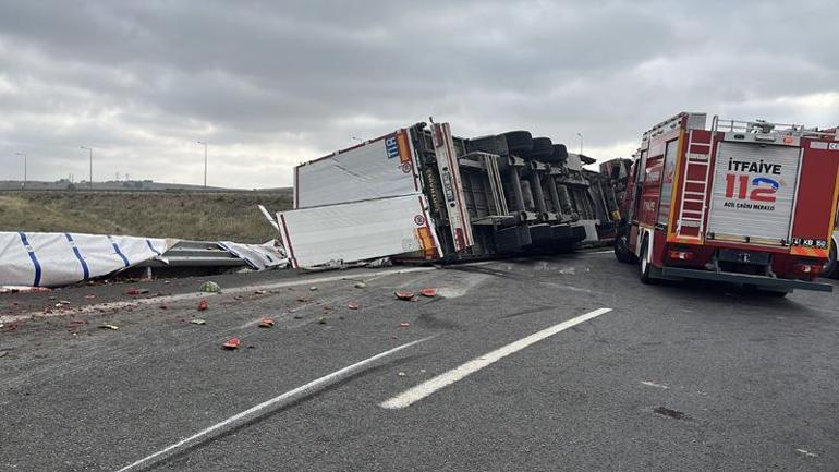 Kocaelide karpuz yüklü TIR devrildi; 1 ölü, 3 yaralı
