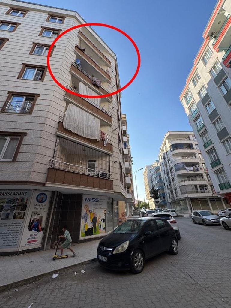 5inci kattan park halindeki otomobilin üzerine düşen Elif, yaralandı; o anlar kamerada