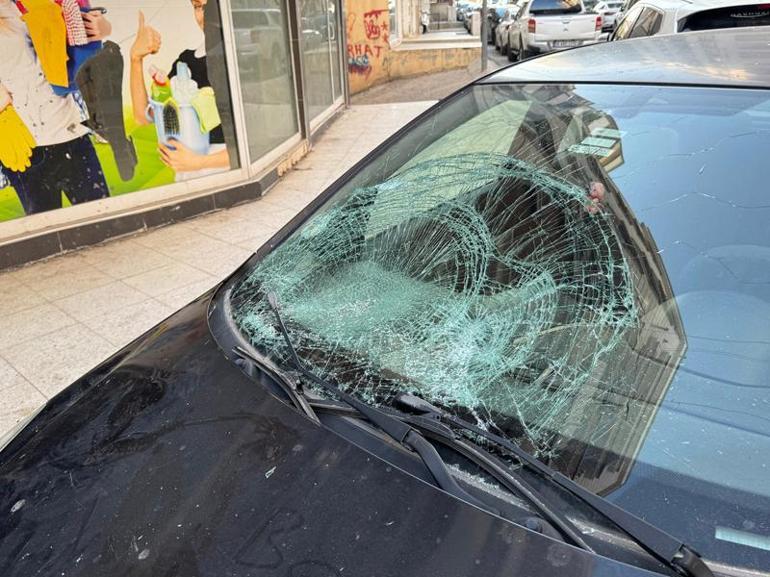 5inci kattan park halindeki otomobilin üzerine düşen Elif, yaralandı; o anlar kamerada