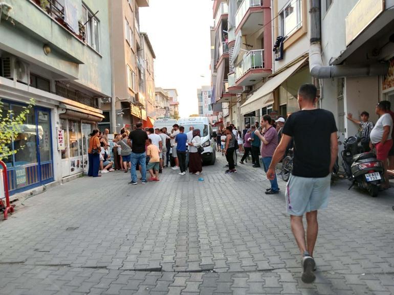 Muğlada baba ile oğlunu öldüren şüphelinin elinde bıçakla kaçtığı anlar kamerada