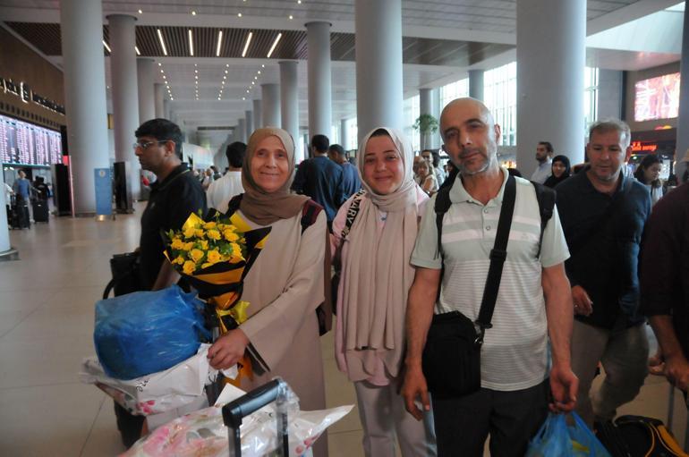 Kutsal topraklardan dönen hacılar gözyaşları ve çiçeklerle karşılandı