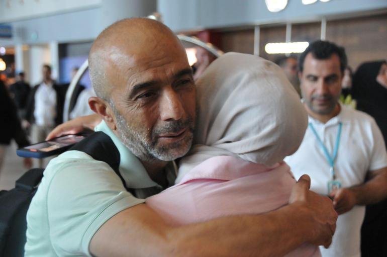 Kutsal topraklardan dönen hacılar gözyaşları ve çiçeklerle karşılandı