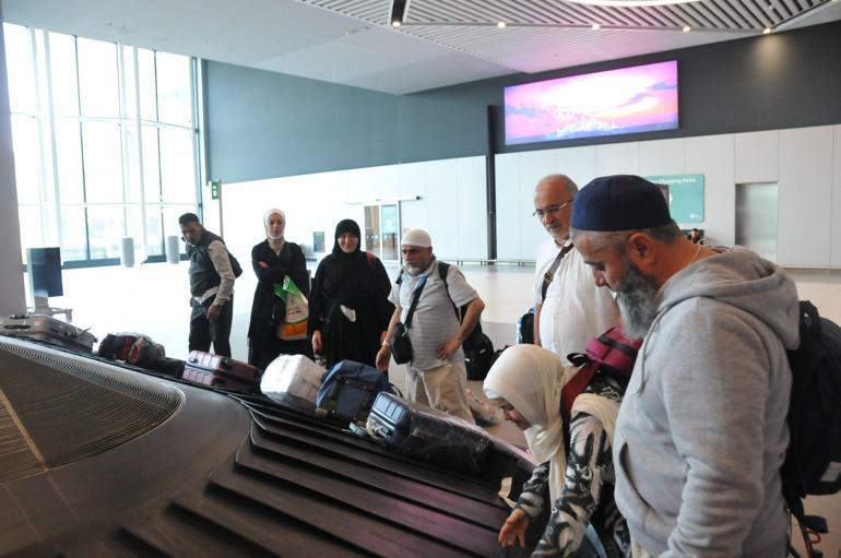 Kutsal topraklardan dönen hacılar gözyaşları ve çiçeklerle karşılandı