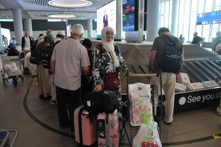 Kutsal topraklardan dönen hacılar gözyaşları ve çiçeklerle karşılandı