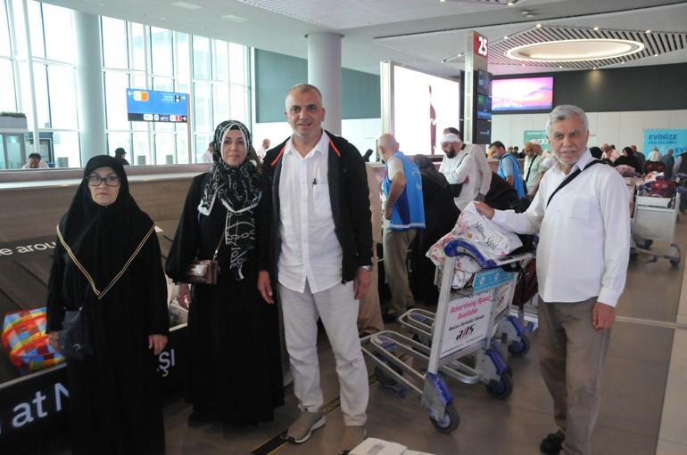 Kutsal topraklardan dönen hacılar gözyaşları ve çiçeklerle karşılandı