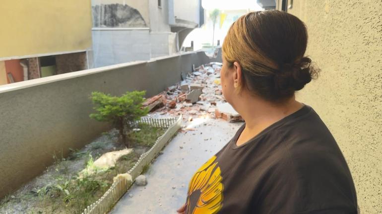 Avcılarda yıkım yapılan binanın 3üncü katından beton blok röportaj sırasında düştü; o anlar kamerada