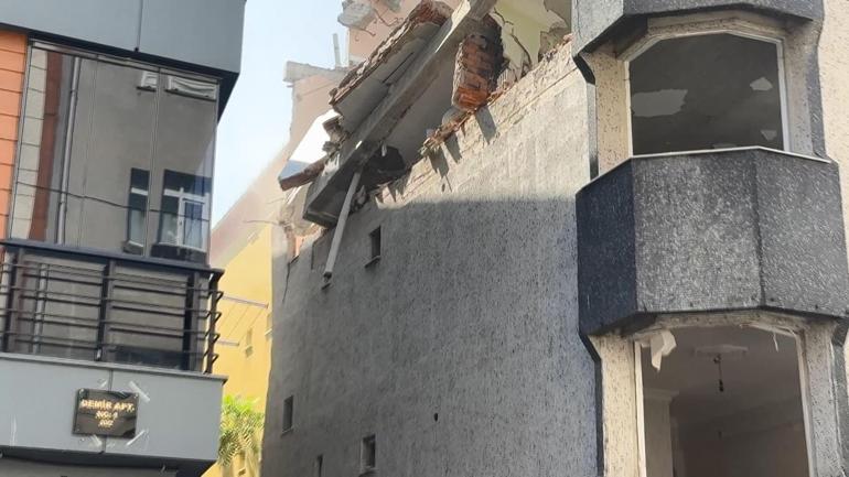 Avcılarda yıkım yapılan binanın 3üncü katından beton blok röportaj sırasında düştü; o anlar kamerada