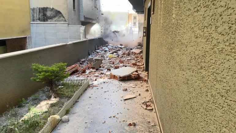 Avcılarda yıkım yapılan binanın 3üncü katından beton blok röportaj sırasında düştü; o anlar kamerada