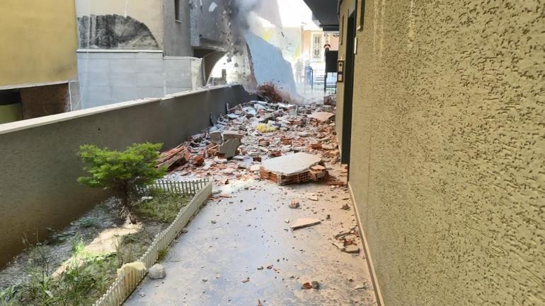 Avcılarda yıkım yapılan binanın 3üncü katından beton blok röportaj sırasında düştü; o anlar kamerada