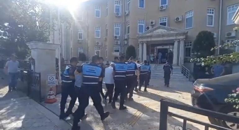 Turistleri taşıyan otobüsün camını kırıp, şoförünü yaralayan 5 şüpheli tutuklandı