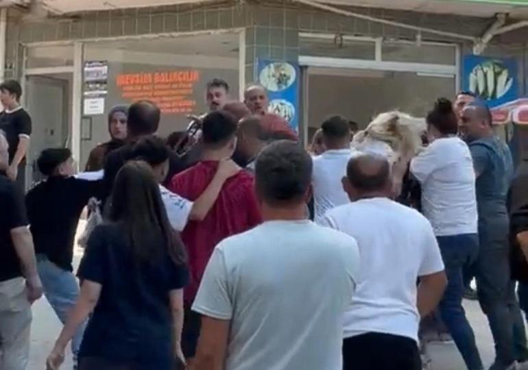 Boşanan çift ile yakınları arasındaki kavga kamerada