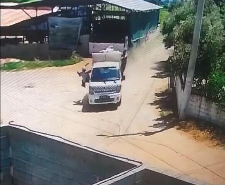 Aydında çöp aracından düşen işçi ağır yaralandı; o anlar kamerada