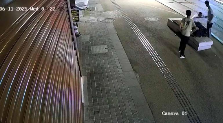 Bankta oturan kişiyi dövüp, parasını gasbetti