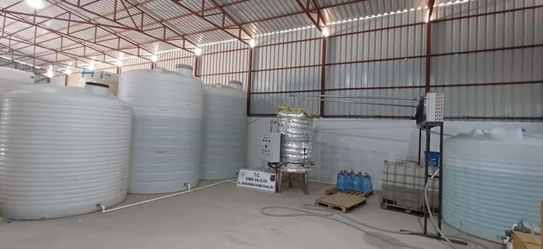 İzmirde jandarmadan sahte içki üretim deposuna operasyon