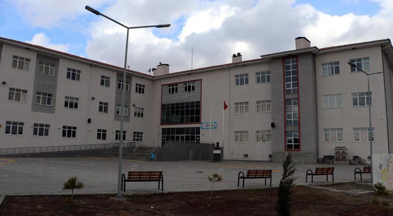 Gönül ilişkisi yaşadığı öğretmeni okulda silahla yaralayan kadına 8 yıl 4 ay hapis