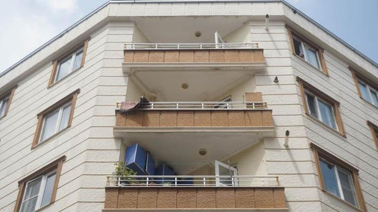 5inci kattan otomobilin üzerine düşen Rabia Asel’e müdahale eden esnaf: Aracın olması mucizeydi