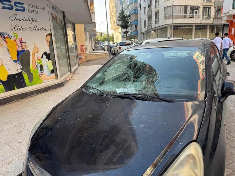 5inci kattan otomobilin üzerine düşen Rabia Asel’e müdahale eden esnaf: Aracın olması mucizeydi