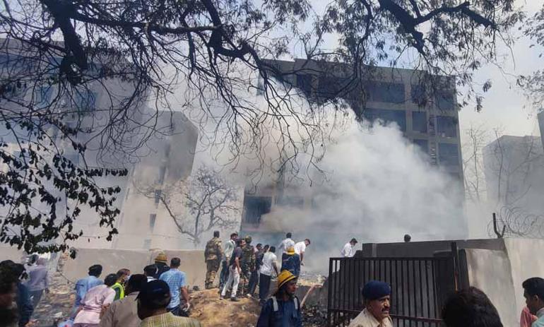 Hindistanda yolcu uçağı düştü