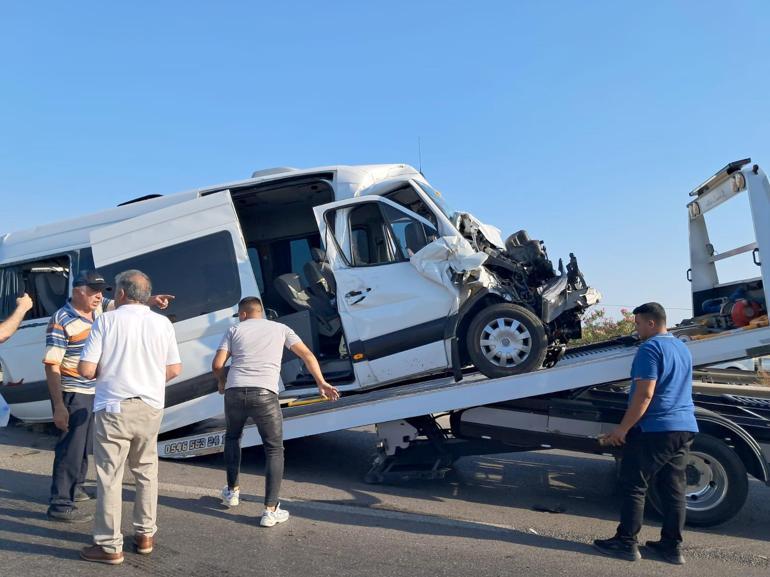 Kazaya karışan minibüsteki turistler, havalimanına gitmek için çevredekilerden yardım istedi