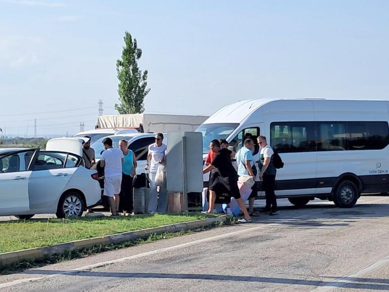Kazaya karışan minibüsteki turistler, havalimanına gitmek için çevredekilerden yardım istedi